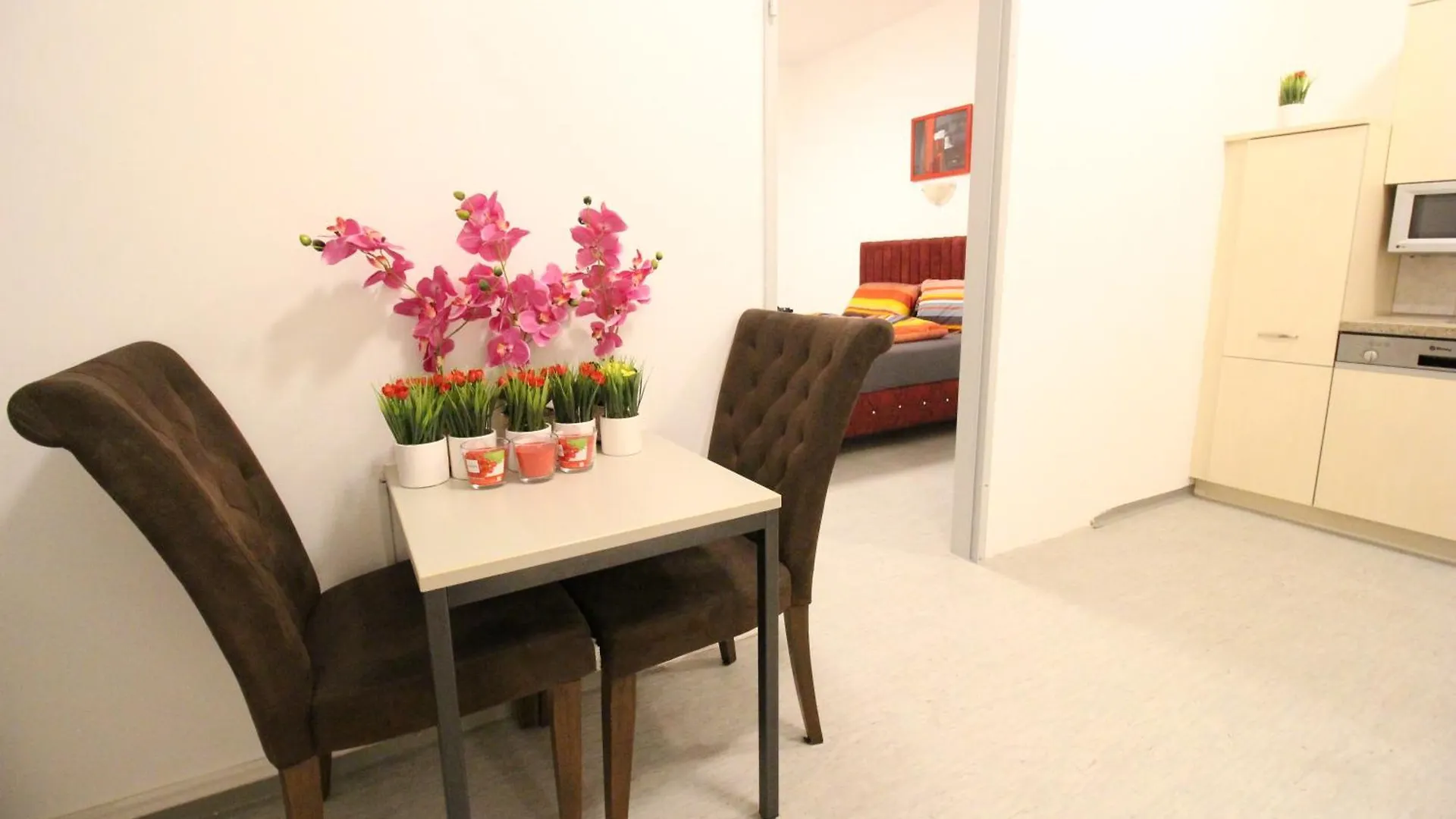 Zx Quad Room In Meidling Vienna Homestay
