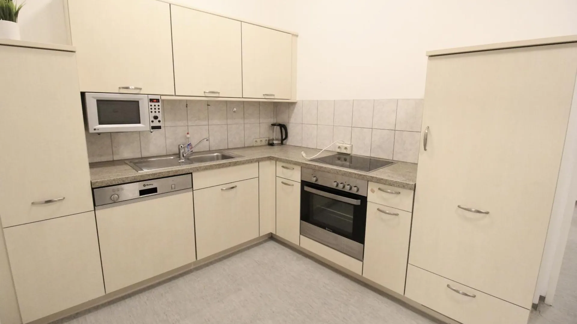 Homestay Zx Quad Room In Meidling Vienna
