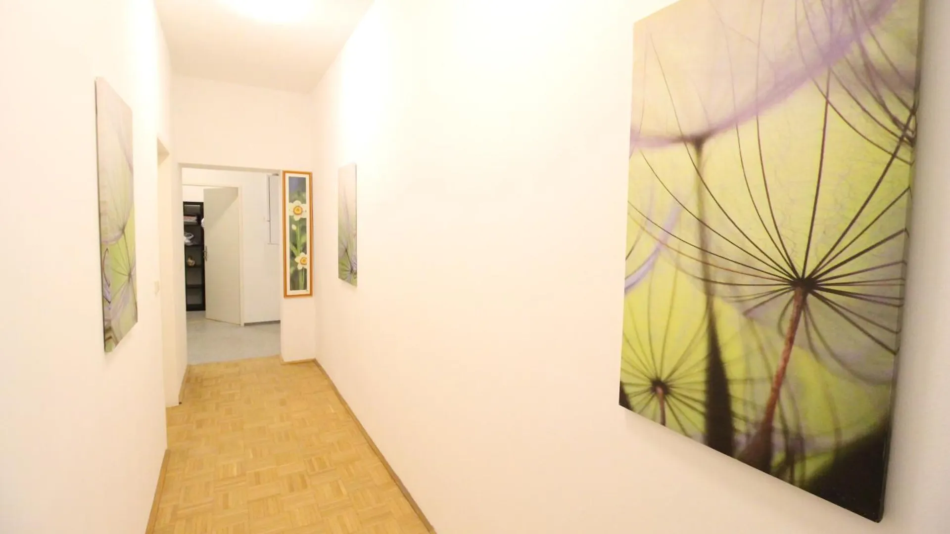 Gazde/Camere de închiriat Zx Quad Room In Meidling Viena