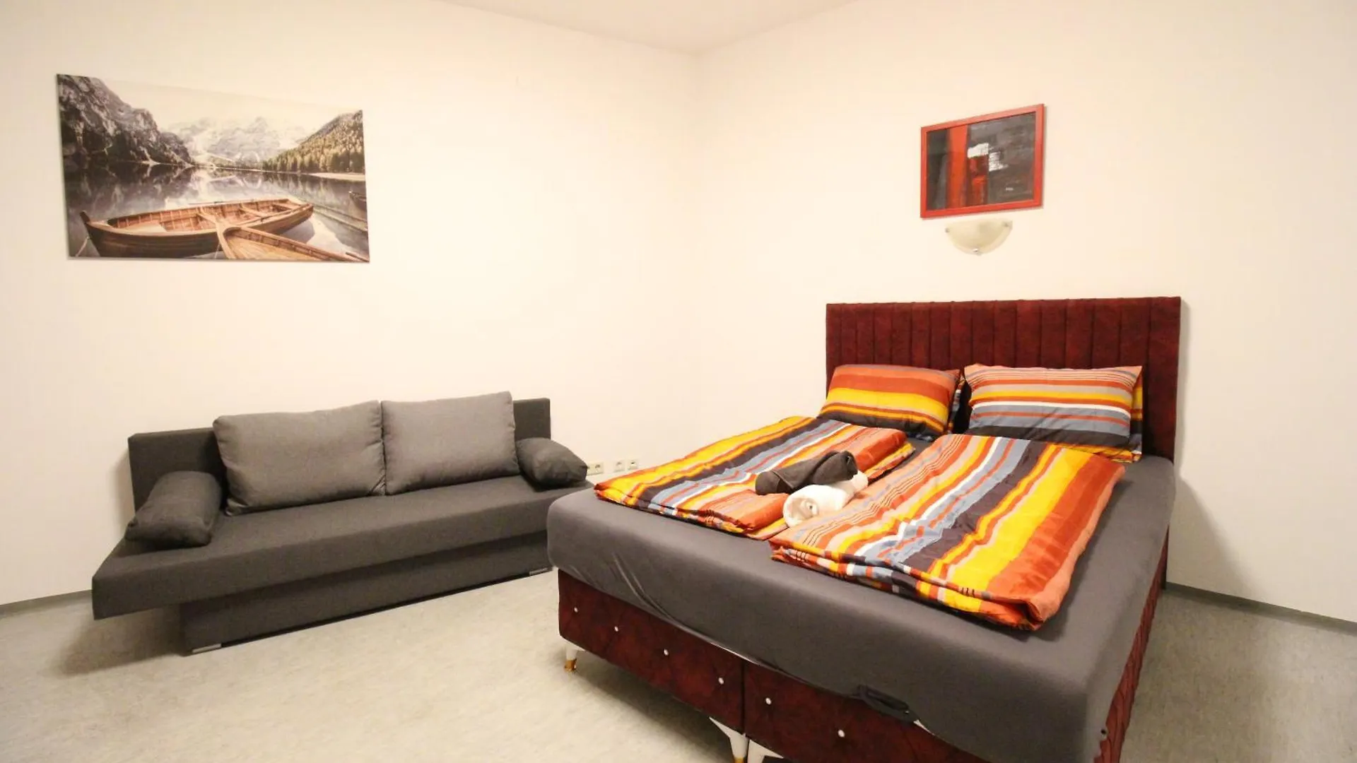 Gazde/Camere de închiriat Zx Quad Room In Meidling Viena Austria